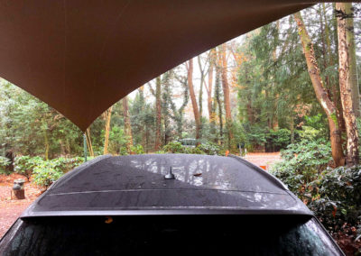 Met een overkapping is uw auto beschermd tegen weersinvloeden als regen, hagel, wind en sneeuw. Dit heeft een verlengde levensduur tot gevolg.