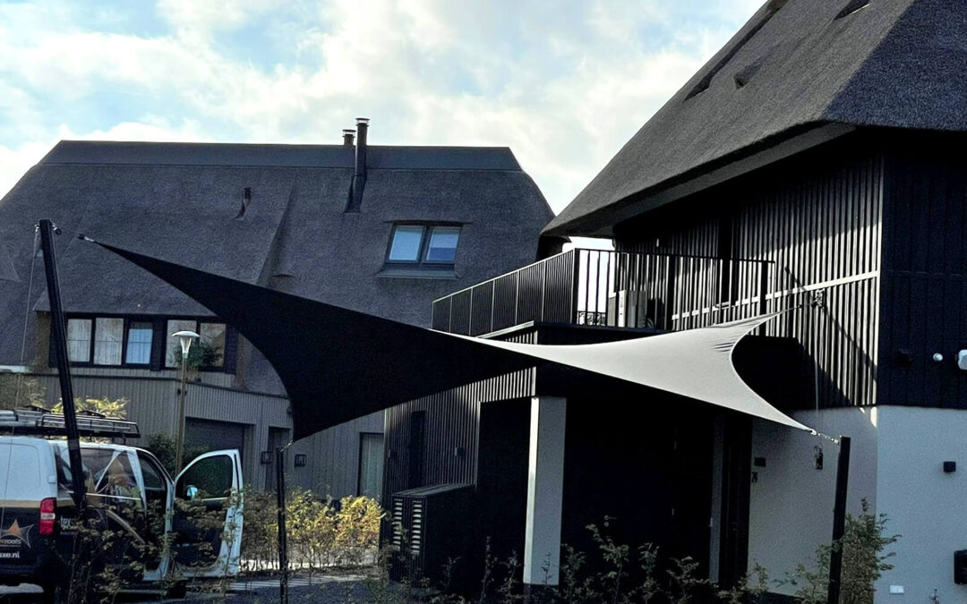 Stormvaste membraan architectuur als carport in Muiden