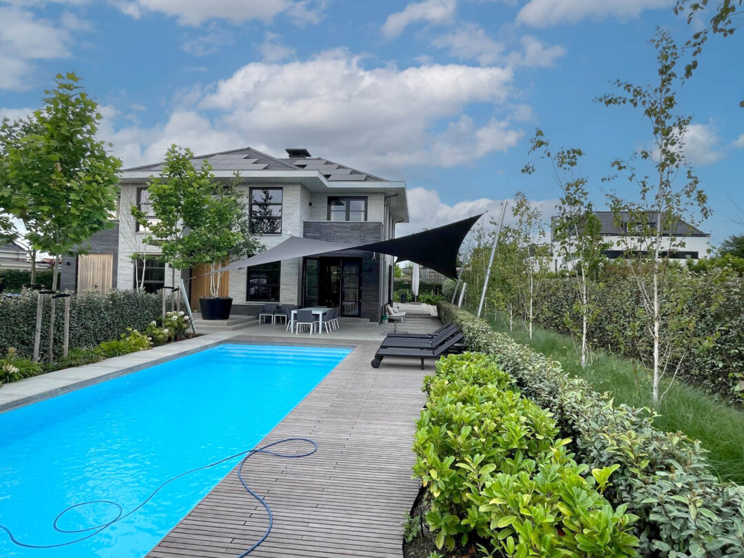 Luxe design terrasoverkapping bij zwembad in Berkel-en-Rodenrijs