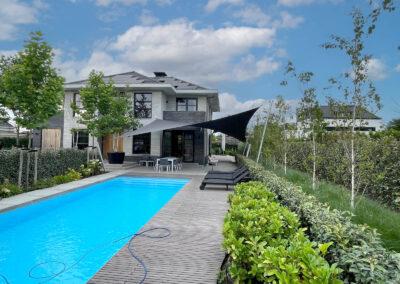 Luxe design terrasoverkapping bij zwembad in Berkel-en-Rodenrijs