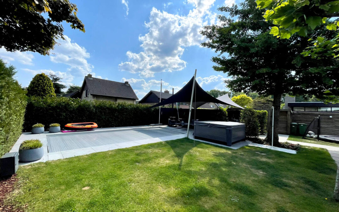 Mooie maatwerk combinatie carport en zwembad terrasoverkapping in Eersel