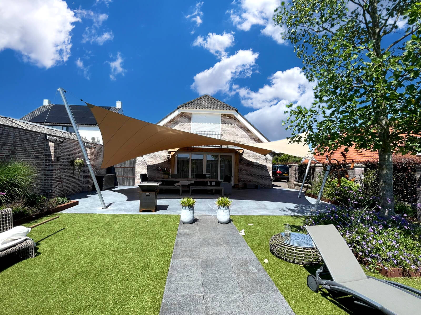 Onze terrasoverkappingen van zeildoek op maat zijn toepasbaar voor oppervlaktes tot circa 120 vierkante meter.