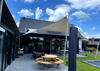 Stijlvolle lichtdoorlatende design terrasoverkapping in Beek en Donk