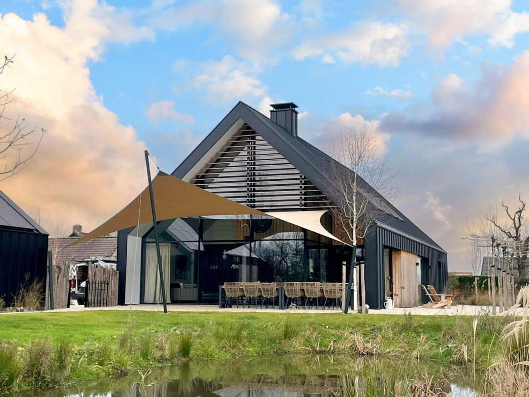 Moderne design terrasoverkapping aan een mooie loft woning in Langbroek