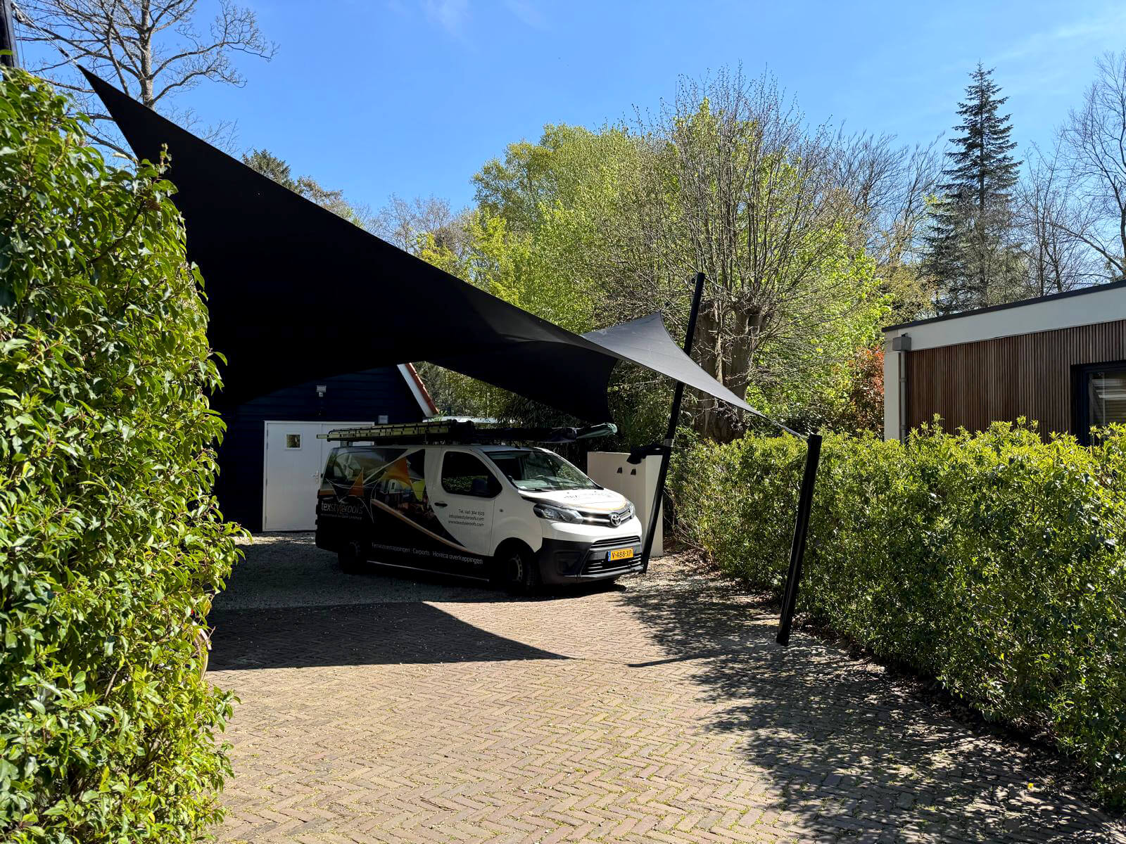 Aerdenhout-design-Carport-luxe-texstyleroofs-vergunningsvrij-waterdicht-op-maat Onze terrasoverkappingen van zeildoek op maat zijn toepasbaar voor oppervlaktes tot circa 120 vierkante meter.
